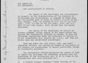 Une feuille blanche d'un document typographié sur lequel il y a du texte écrit à la main sur les marges de gauche et de haut de la première page et à la fin du document.