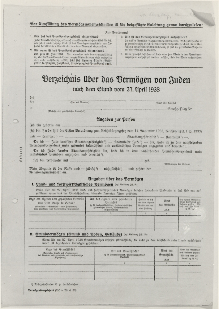 Un document rédigé en allemand intitulé: ''Formulaire d'inventaire de biens juifs''. Deux tableaux sont présents au bas de la première page.