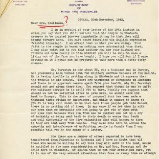 Une page de couleur beige d'une lettre estampée de l'entête “Canada Department of Mines and Resources”. Les noms des personnes à qui s'adresse la lettre sont soulignés à l'encre rouge et il y a un point d'interrogation à la fin des noms. La lettre comprend trois paragraphes.