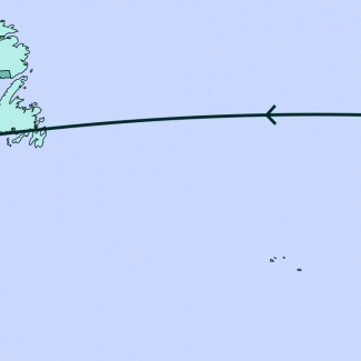 Une carte grise illustrant la plupart de l'Amérique du Nord, de l’Europe, et une partie de l’Afrique. Une ligne traverse divers endroits de la carte.